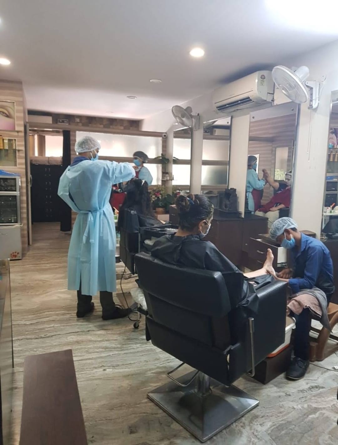 Inside Peach Unisex Salon in Gurugram